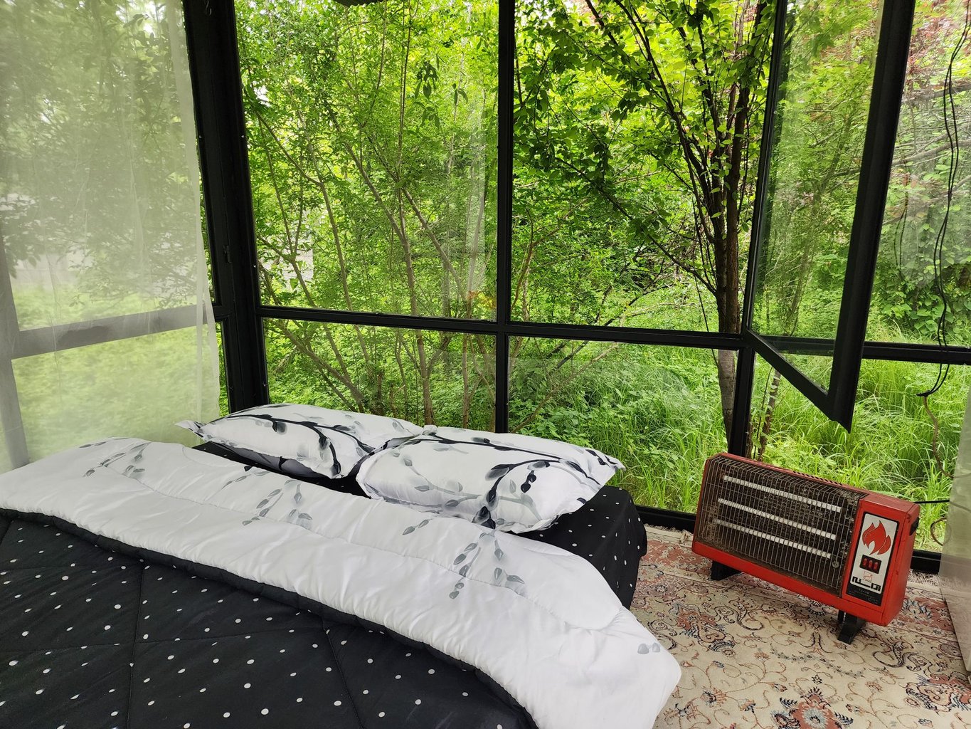 کلبه کاهیدا - واحد شیشه ای روجا