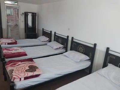 مسافرخانه عقابکوه - واحد چهارتخته