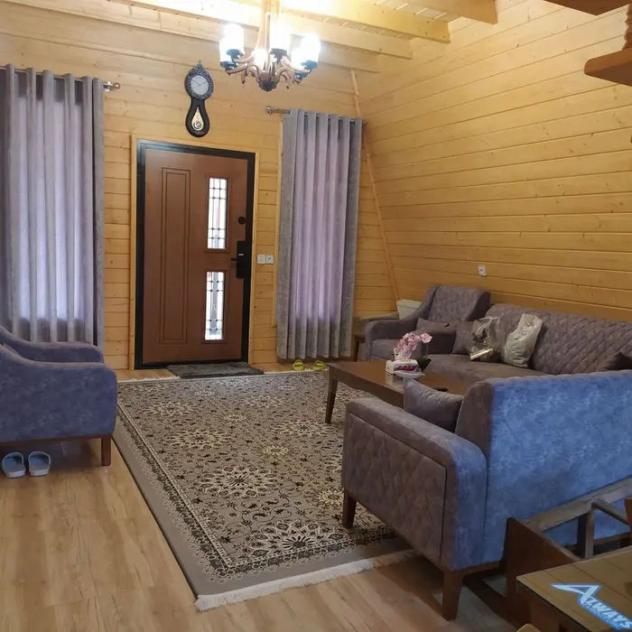 کلبه دوخوابه استخردار آبگرم جنگلی پیرهرات - هال از زاویه ای دیگر