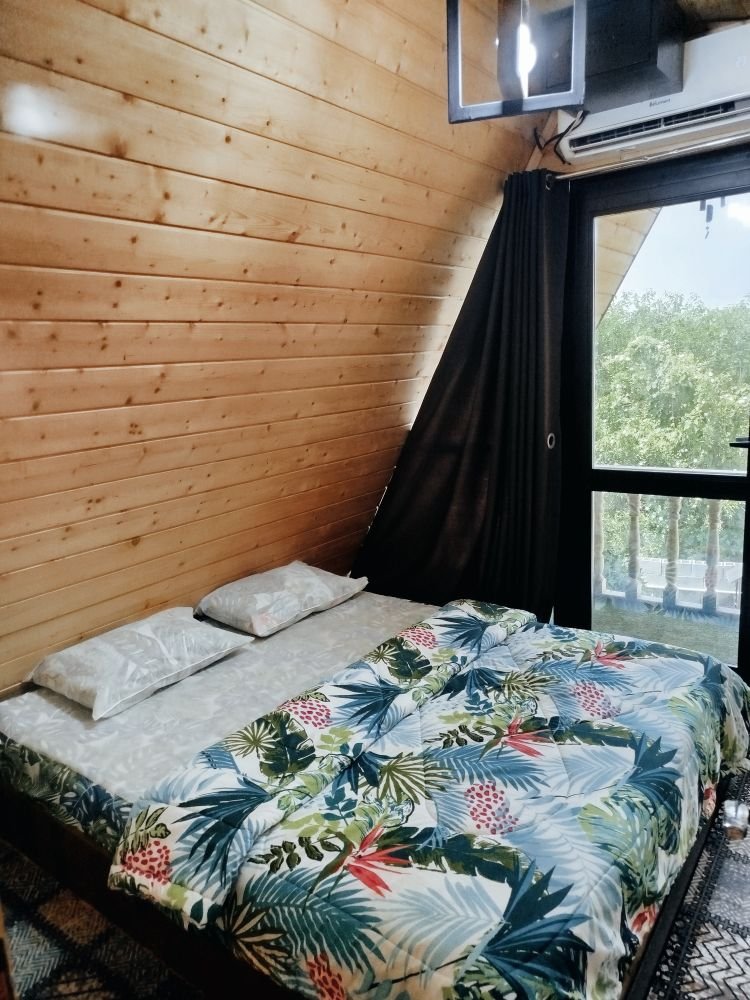 کلبه دوخوابه سوئیسی جکوزی دار گردو