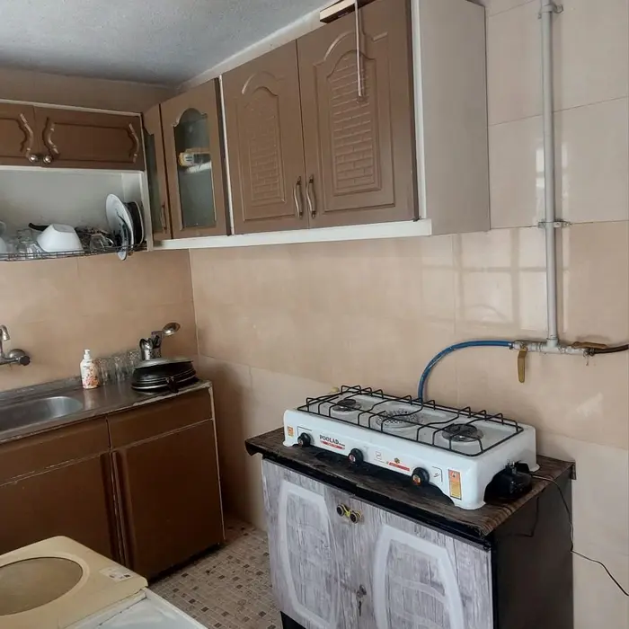 ویلا دوخوابه عاج ۱ - آشپزخانه دارای اجاق گاز ولباسشویی وسینک و آب گرم ولوازم پخت وپز