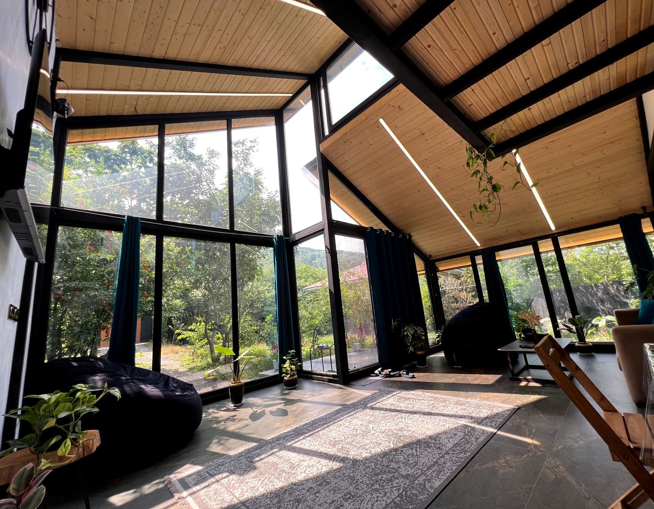 یک خوابه جنگلی دوبلکس شیشه ای بلور