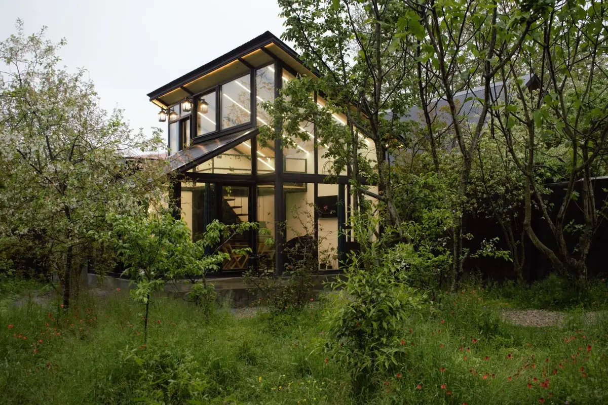 کلبه یک خوابه جنگلی دوبلکس شیشه ای بلور - عکس اصلی 