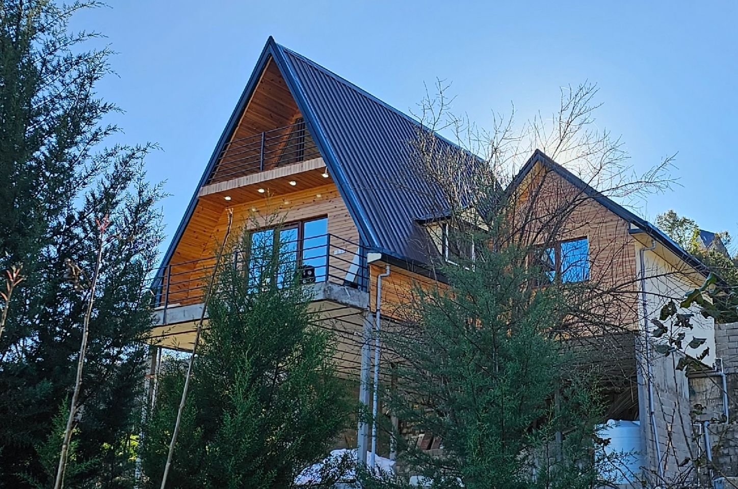 کلبه چوبی جکوزی دار هیرکان - سوادکوه بهمنان - نمای کلی کلبه چوبی هیرکان