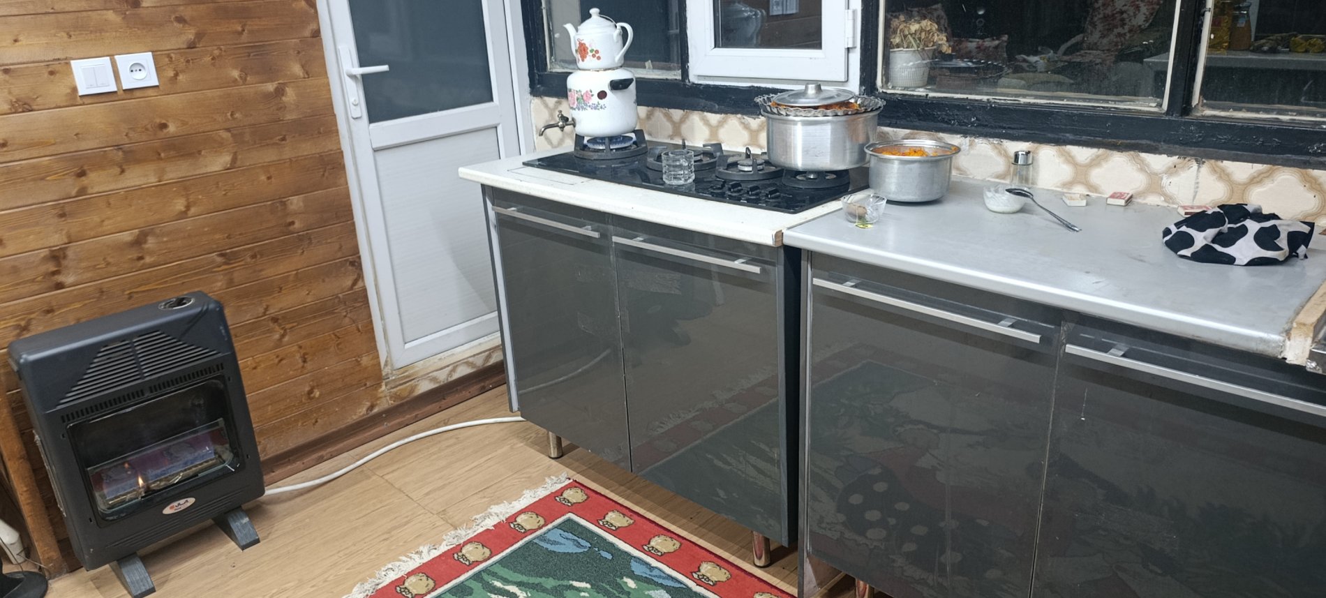 کلبه یک خوابه سوئیسی سرخ آباد