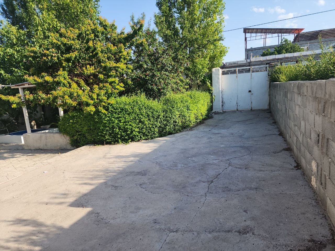 ویلا دوخوابه دوبلکس باغ گلستان - جای پارک خودرو