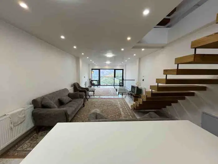 ویلا یک خوابه جنگلی تریپلکس استخردار آسمان - حال و پذیرایی