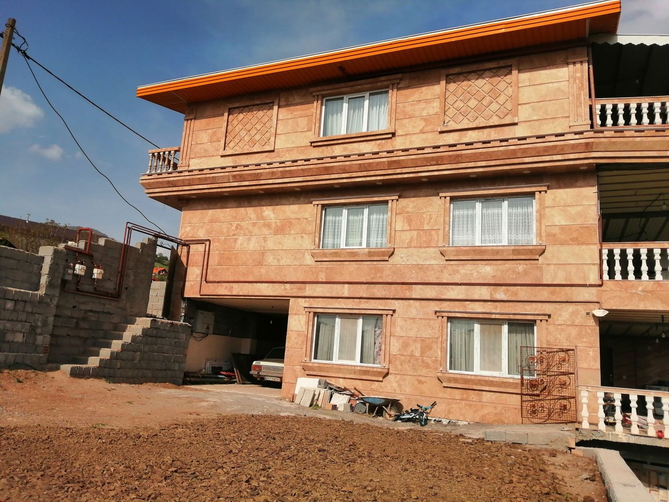 آپارتمان دوخوابه مهرباران درفک - نمای ساختمان از داخل حیاط