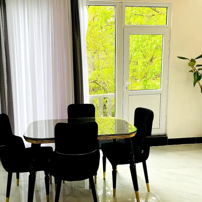 سوئیت دوخوابه جنگلی واران - نهارخوری