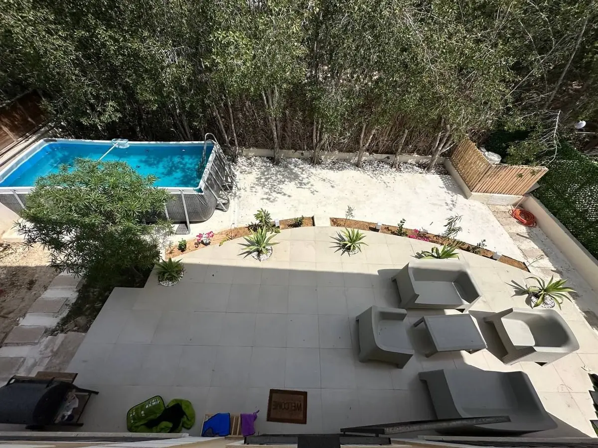 سه خوابه دوبلکس استخردار صدف - فضای نشیمن و استخر حیاط