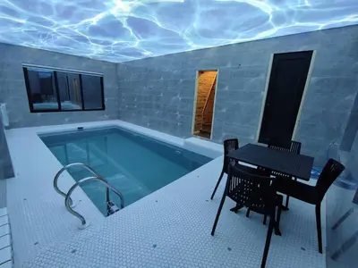 کلبه دوخوابه سوئیسی استخردار آبگرم کاریزما