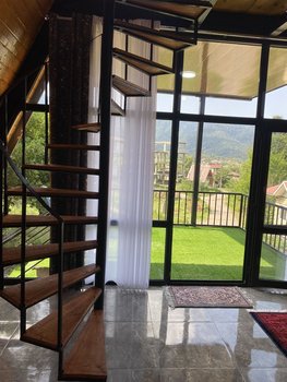 کلبه دوخوابه شب های سوئیس - ورودی