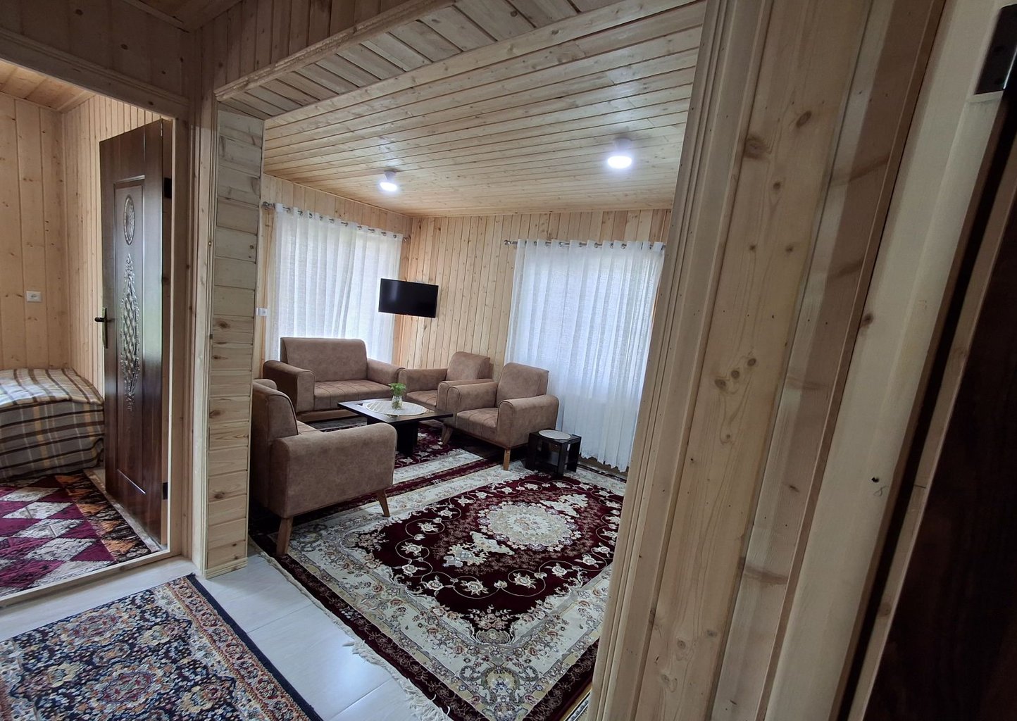 کلبه دوخوابه چوبی دادرس