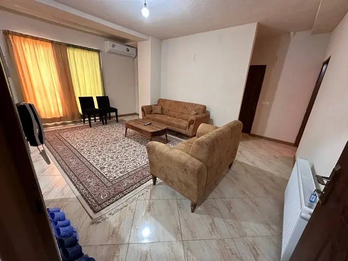 دوخوابه ساحلی نوید 4 - نشیمن از نمای ورودی