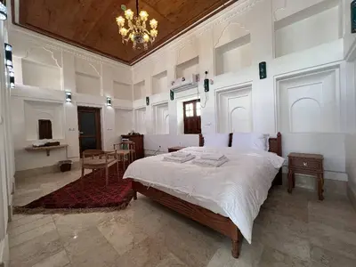 اقامتگاه سنتی دُنسه ریحان - واحد ریشِهر