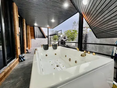 کلبه دوخوابه جکوزی دار شاهان