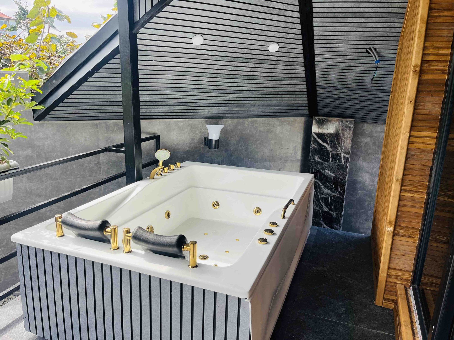 دوخوابه جکوزی دار شاهان