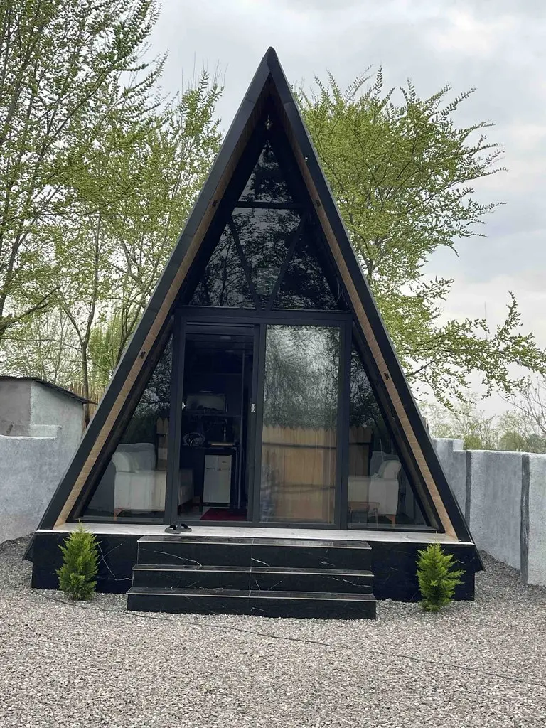 کلبه یک خوابه سوئیسی طالب - انتخاب عنوان تصویر