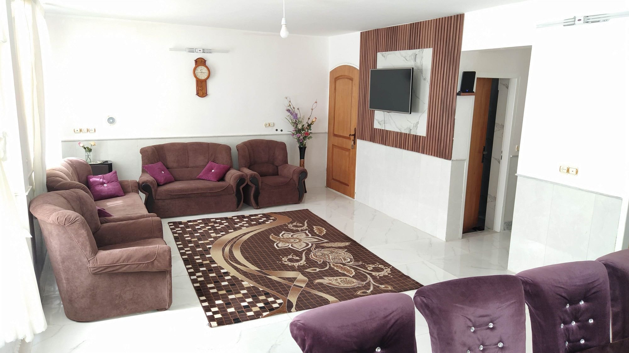 ویلا دوخوابه فردوس 1 - نشیمن و تی وی وال