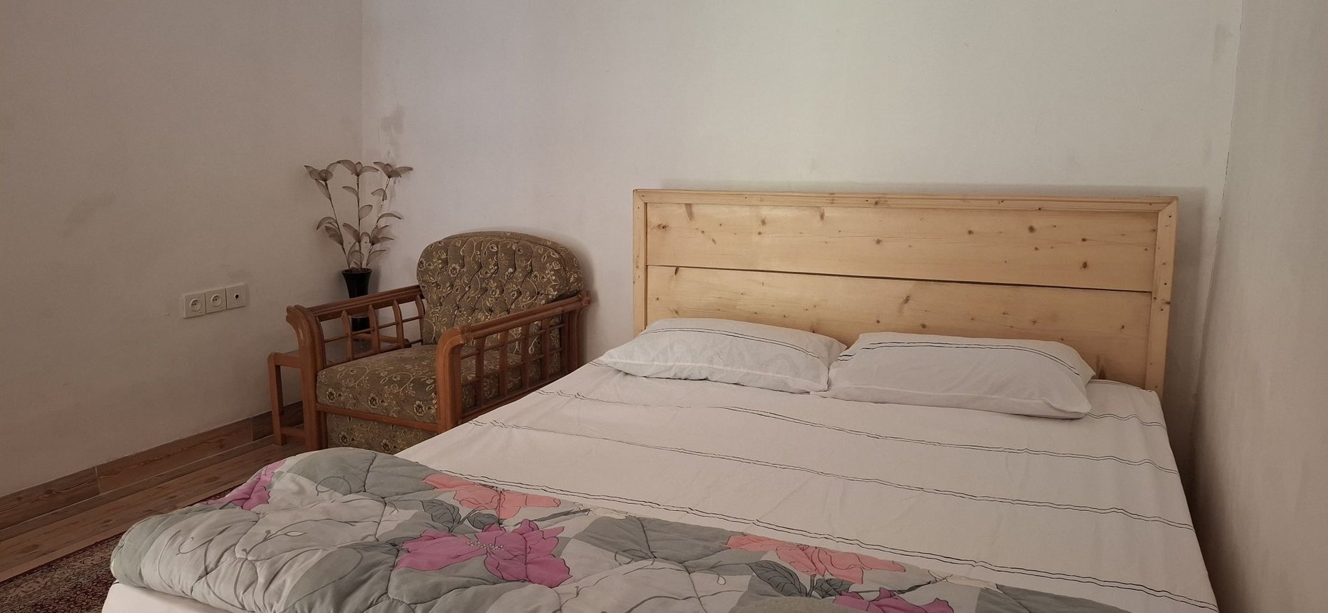 ویلا دوخوابه چوبی صادق شکوری واحد ۱