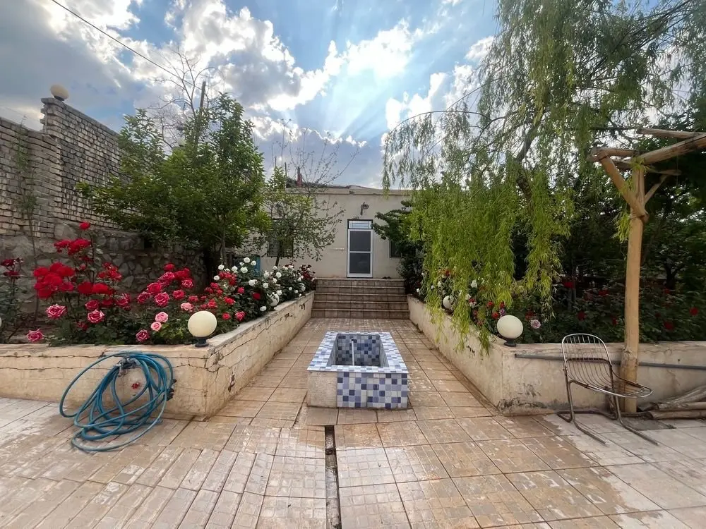 ویلا ویلای دوخوابه بهشت گلها قمصر - حیاط