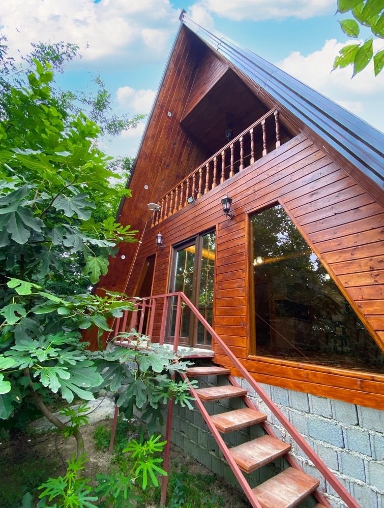 کلبه دوخوابه سوئیسی گیسوم - نما جلو