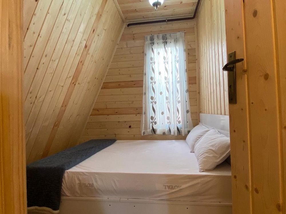 کلبه دوخوابه سوئیسی گیسوم - اتاق 1 پایین