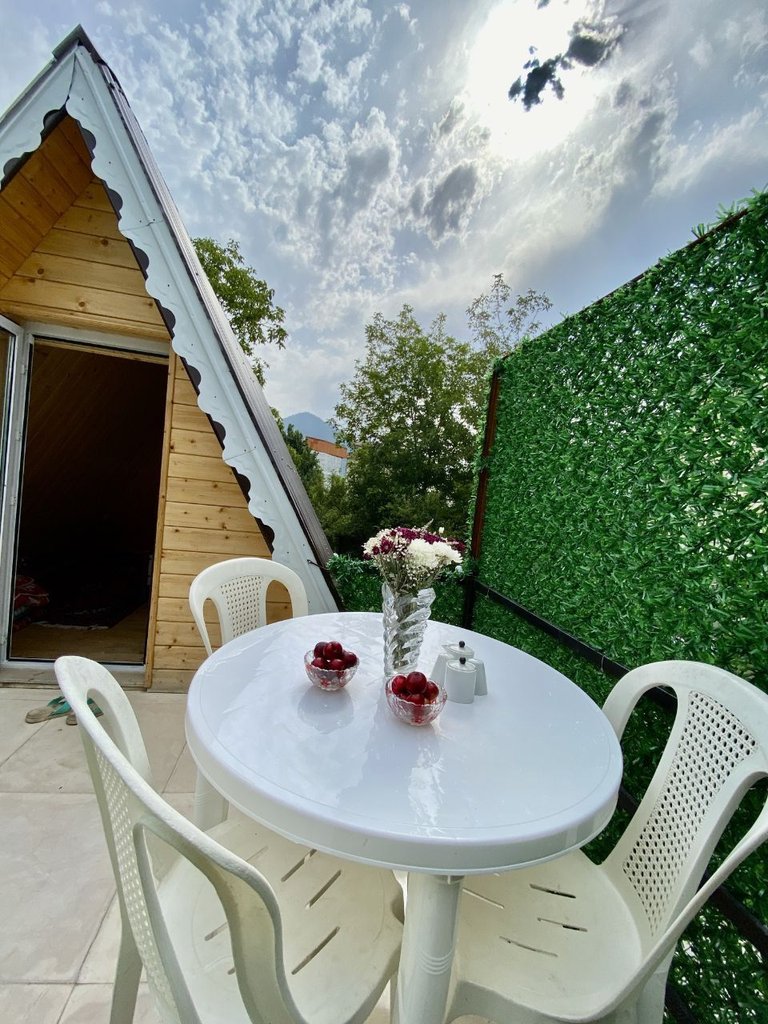 کلبه یک خوابه سوئیسی بهاری