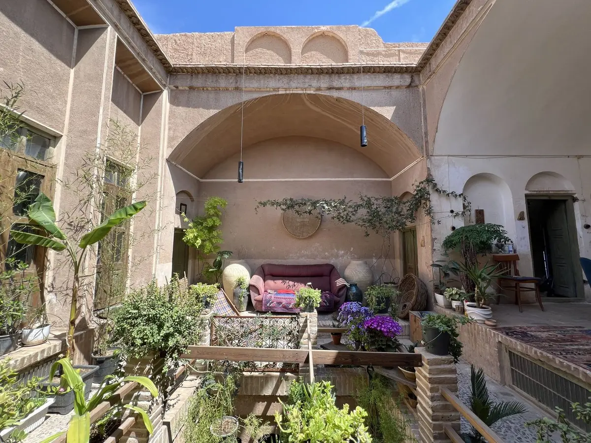 بوم گردی خانه‌ مانَک - واحد سه دری - حیاط بالا