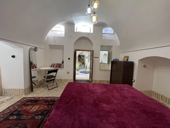 بوم گردی خانه‌‌ مانَک - واحد همایون - اتاق همایون با دسترسی مستقیم به گودال باغچه و حیاط بالا 