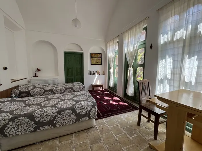 بوم گردی خانه‌ مانَک - واحد سه دری - اتاق سه دری با دید و دسترسی به حیاط بالا