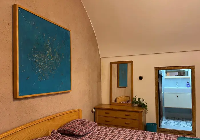 بوم گردی خانه‌ مانَک - واحد بهرام - اتاق بهرام با سرویس بهداشتی اختصاصی 