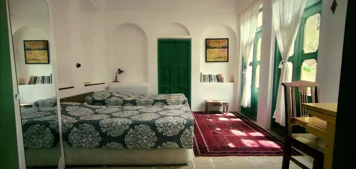 بوم گردی خانه مانَک - واحد سه دری - اتاق سه دری با دید و دسترسی مستقیم به حیاط بالا