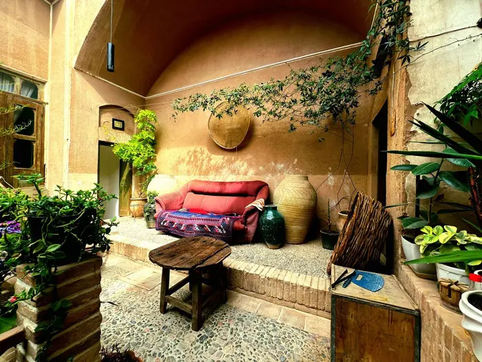 بوم گردی خانه‌‌ مانَک - واحد همایون - حیاط بالا 