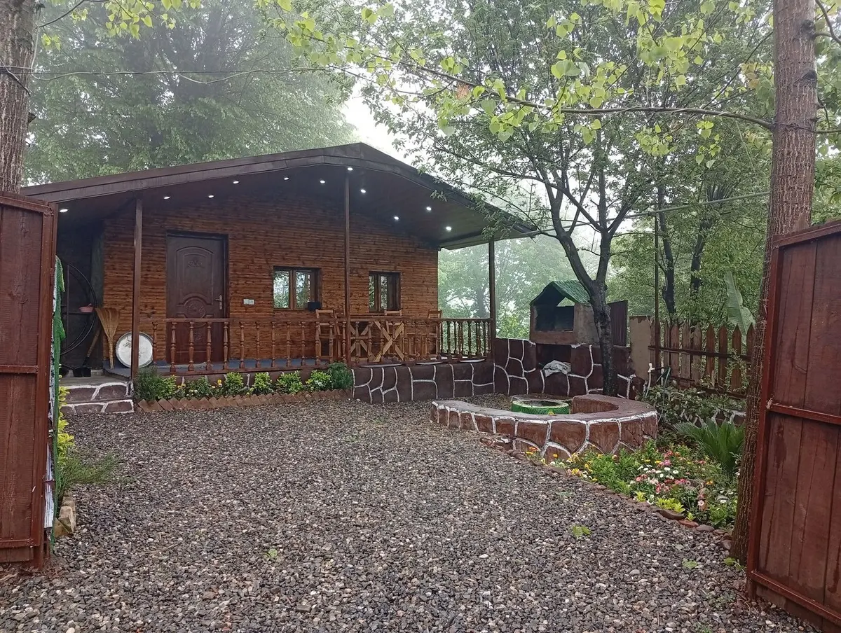 کلبه یک خوابه جنگلی سورنا - حیاط