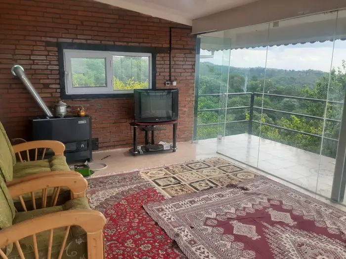 ویلا یک خوابه جنگلی حبیب - پذیرایی با چشم انداز جنوب غربی