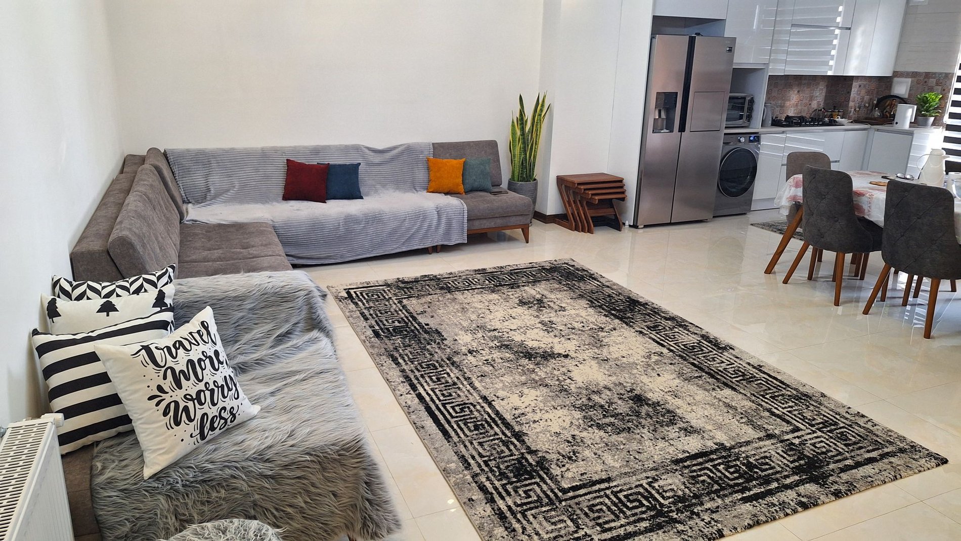 آپارتمان دوخوابه قرنی وردآورد - پذیرایی بزرگ