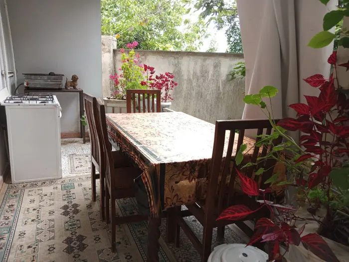 ویلا دوخوابه مروارید 6 - تراس حیاط خلوتی بامیز غذاخوری