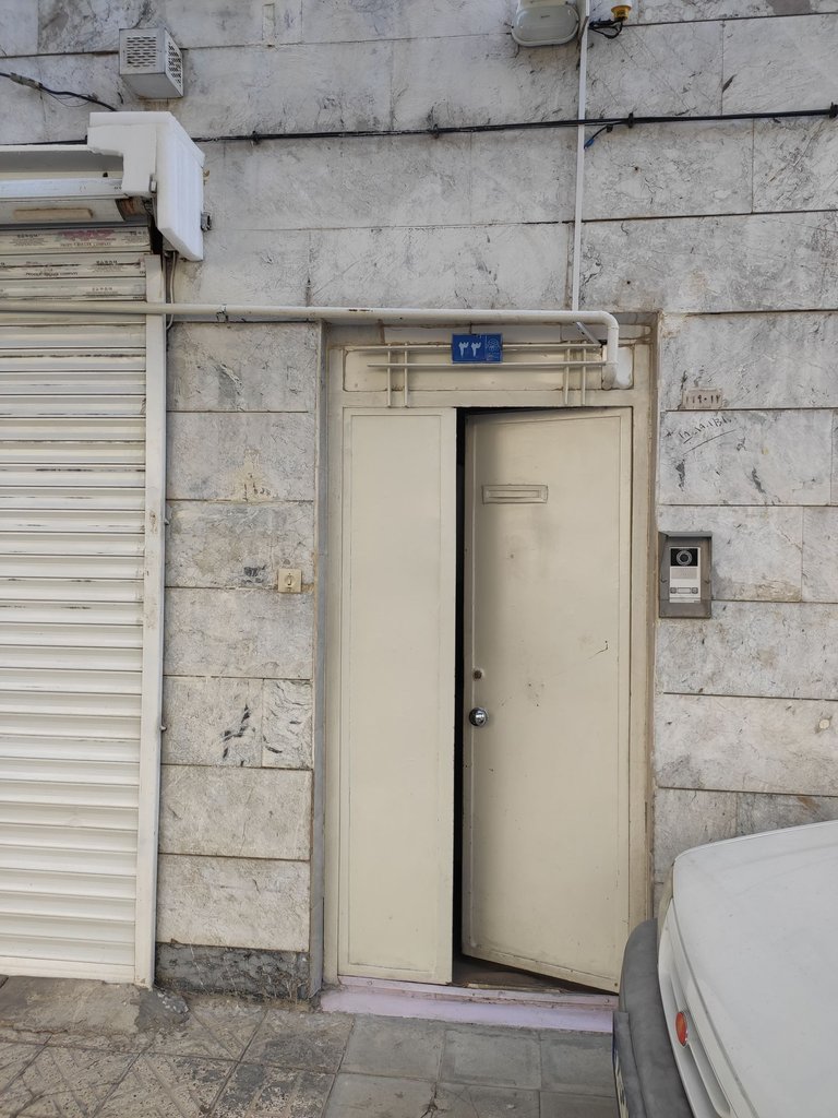 ویلا یک خوابه صدر - وردی سوییت وکنار آن درب پارکینگ اختصاصی