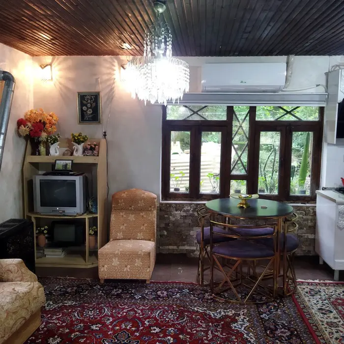 ویلا فلت دامانگلی - میز نهارخوری کنار پنجره