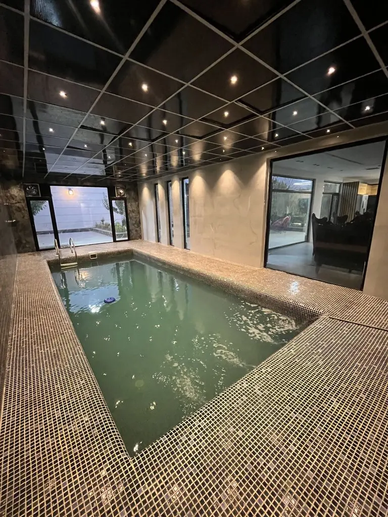 ویلا دوخوابه استخردار آبگرم متین - استخر سرپوشیده