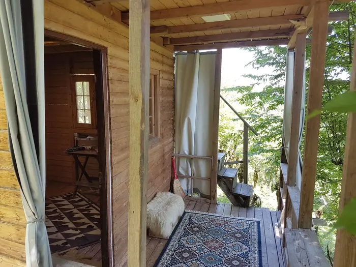 کلبه فلت جنگلی چناررودخان - نمای بالکن طبقه دوم و راهپله به ط۳