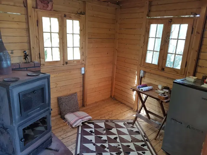 کلبه فلت جنگلی چناررودخان - نمای اتاق طبقه دوم همرا با تجهیزات بخاری و یخچال