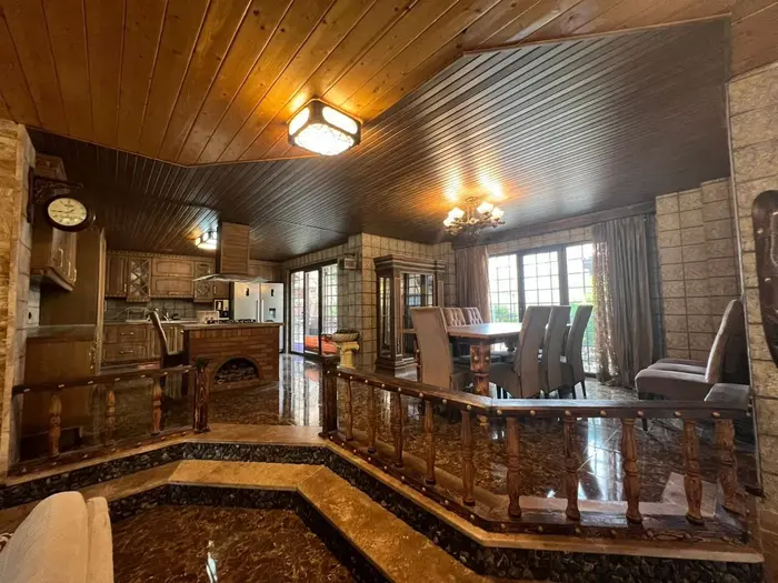 ویلا شش خوابه استخردار آبگرم عمارت رویایی - آشپزخانه و میز ناهارخوری طبقه اول