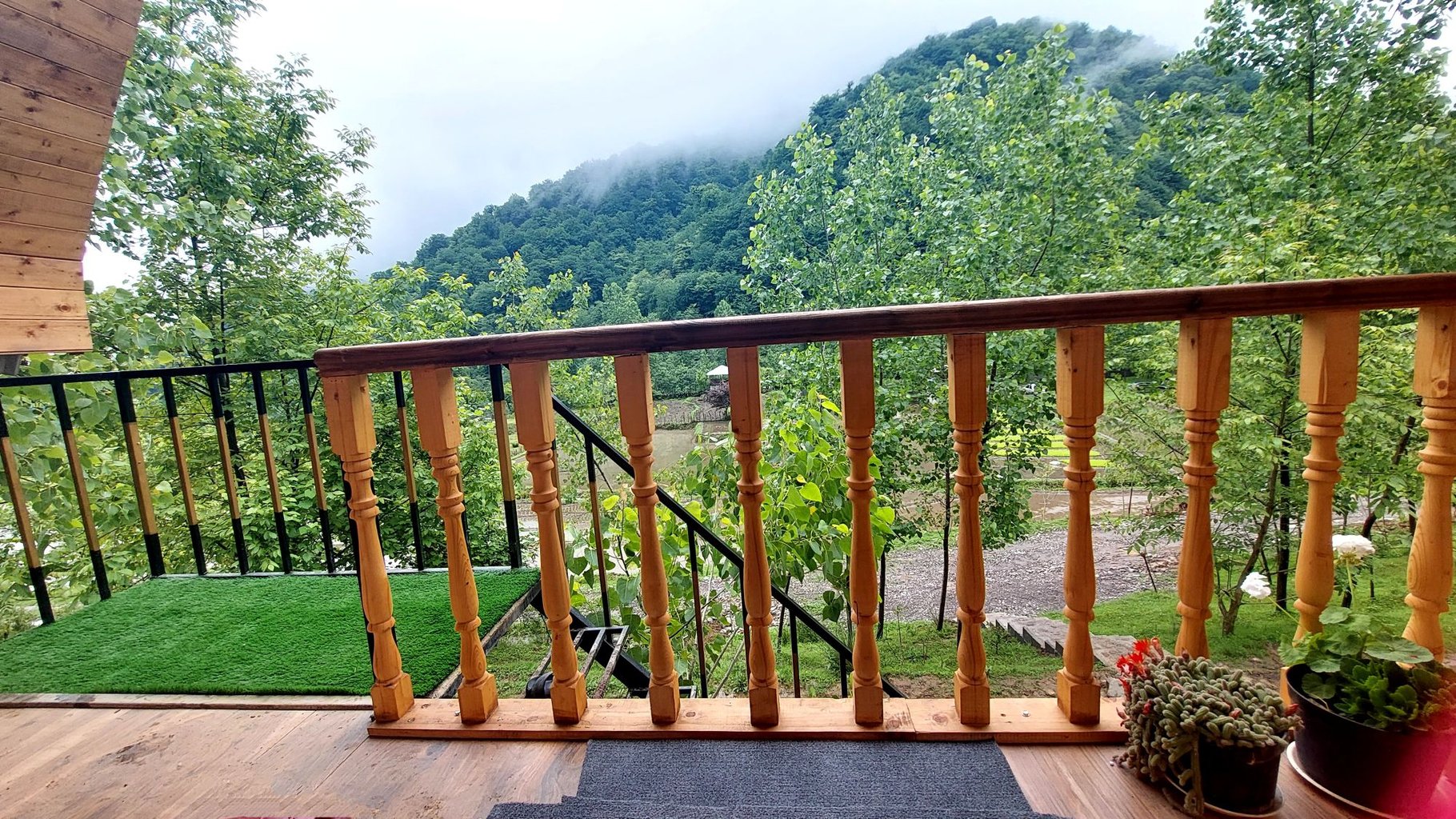 کلبه یک خوابه سوئیسی شاهین - تراس پایین