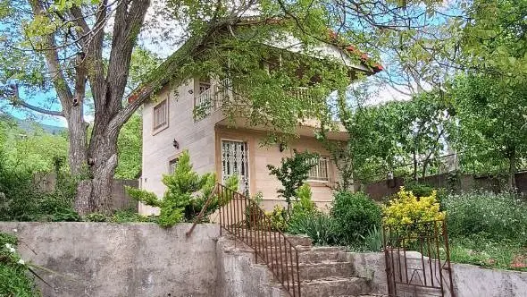 ویلا یک خوابه سرک - نمای ویلا از حیاط