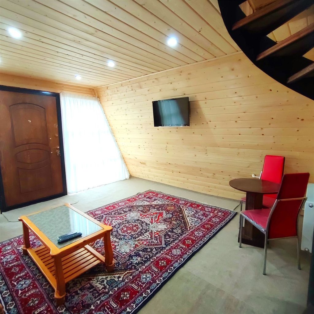 کلبه یک خوابه سوئیسی چوبی نگین