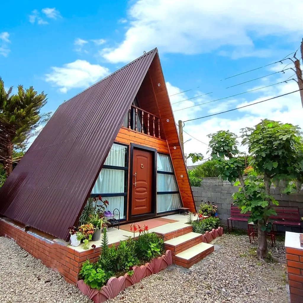 کلبه یک خوابه سوئیسی چوبی نگین