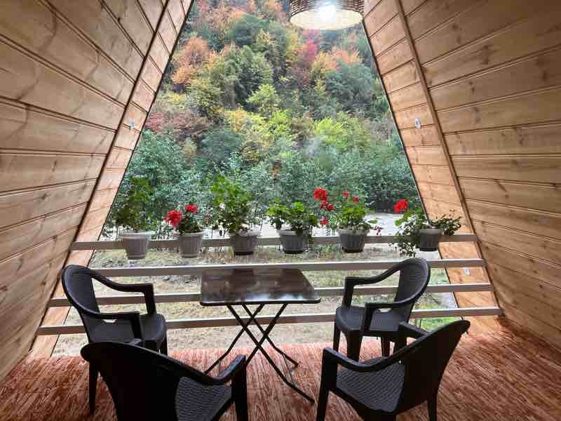 یک خوابه سوئیسی لب رودخانه فرسام