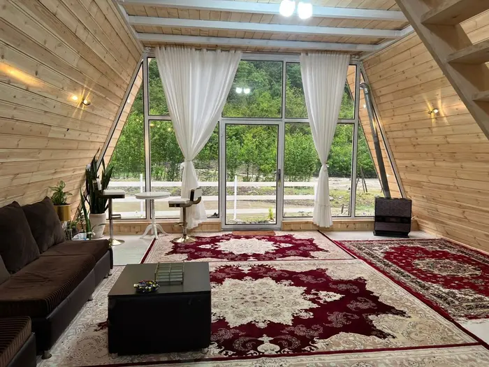 کلبه یک خوابه سوئیسی لب رودخانه فرسام